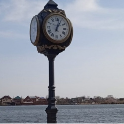 outdoor-clock-with-four-dials