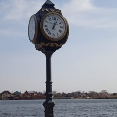 outdoor-clock-with-four-dials 1737395229